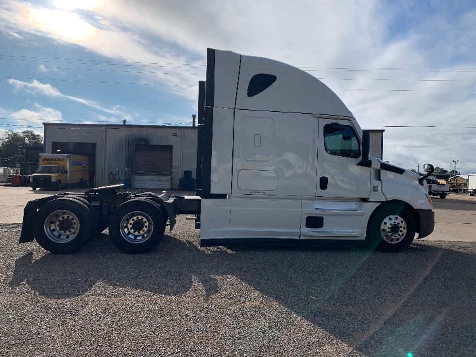 Sleeper Tractor-Heavy Duty Tractors-Freightliner-2021-T12664ST-Belden-MS-210,394\n\t\tmiles-$ 88,000 - Image 8