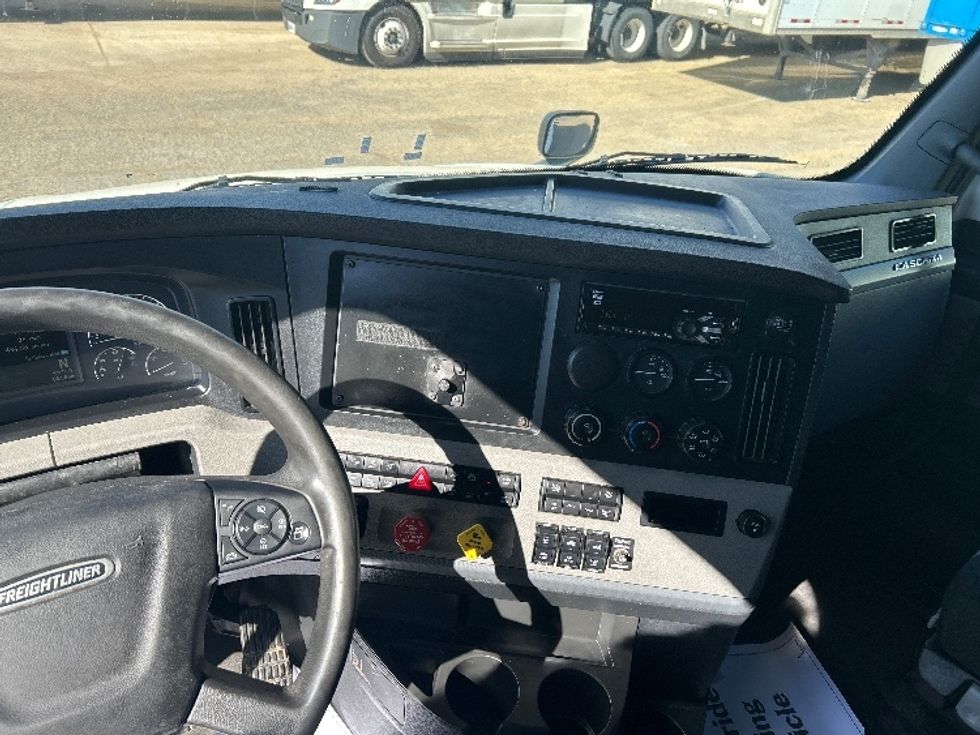 Sleeper Tractor-Heavy Duty Tractors-Freightliner-2021-T12664ST-Belden-MS-541,535\n\t\tmiles-$ 61,000 - Image 11