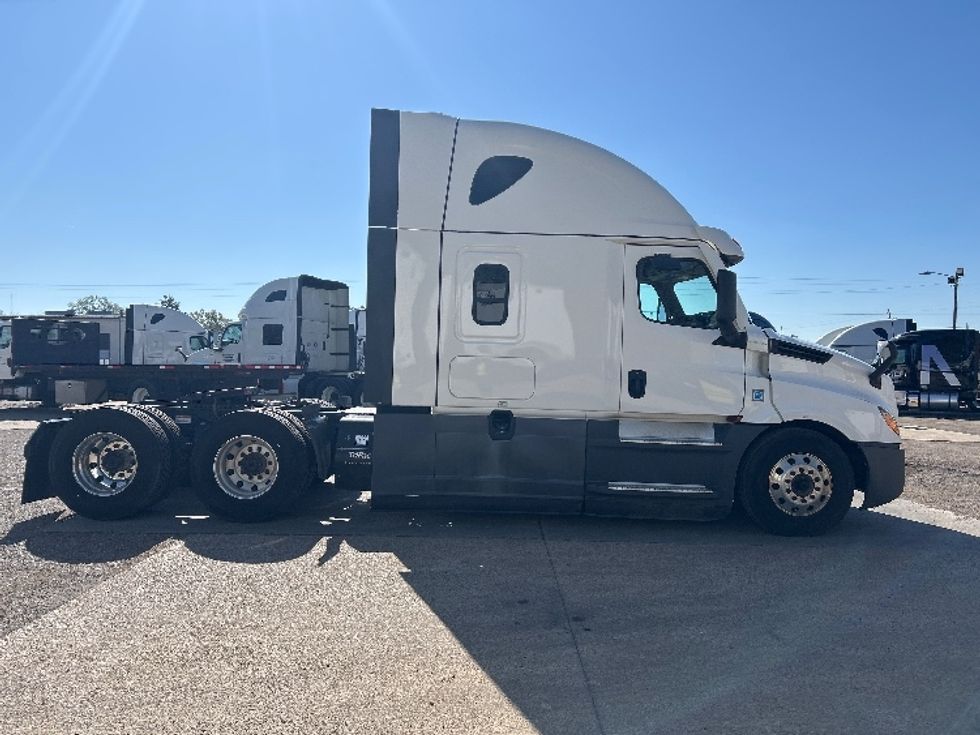 Sleeper Tractor-Heavy Duty Tractors-Freightliner-2021-T12664ST-Belden-MS-541,535\n\t\tmiles-$ 61,000 - Image 8