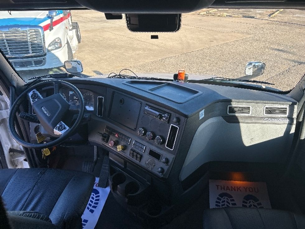 Sleeper Tractor-Heavy Duty Tractors-Freightliner-2021-T12664ST-Belden-MS-559,004\n\t\tmiles-$ 68,750 - Image 12