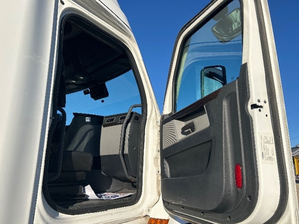 Sleeper Tractor-Heavy Duty Tractors-Freightliner-2021-T12664ST-Belden-MS-559,004\n\t\tmiles-$ 68,750 - Image 13