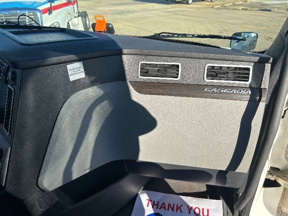 Sleeper Tractor-Heavy Duty Tractors-Freightliner-2021-T12664ST-Belden-MS-559,004\n\t\tmiles-$ 68,750 - Image 14