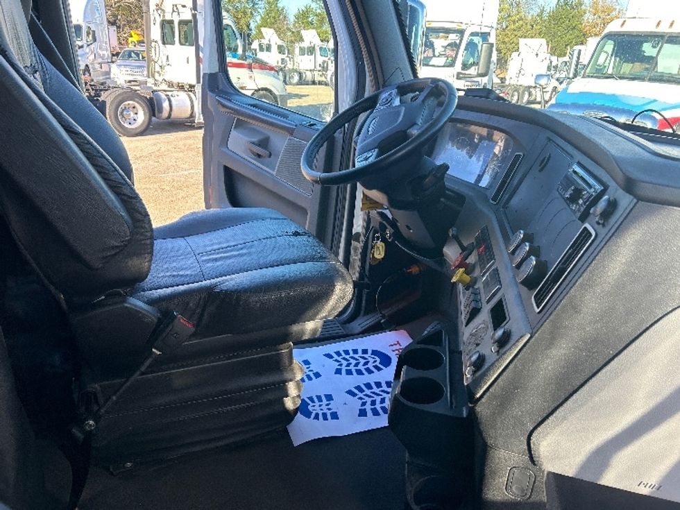 Sleeper Tractor-Heavy Duty Tractors-Freightliner-2021-T12664ST-Belden-MS-559,004\n\t\tmiles-$ 68,750 - Image 15