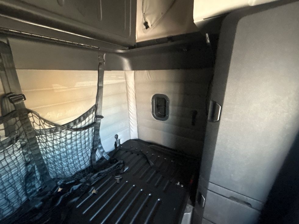 Sleeper Tractor-Heavy Duty Tractors-Freightliner-2021-T12664ST-Belden-MS-559,004\n\t\tmiles-$ 68,750 - Image 17