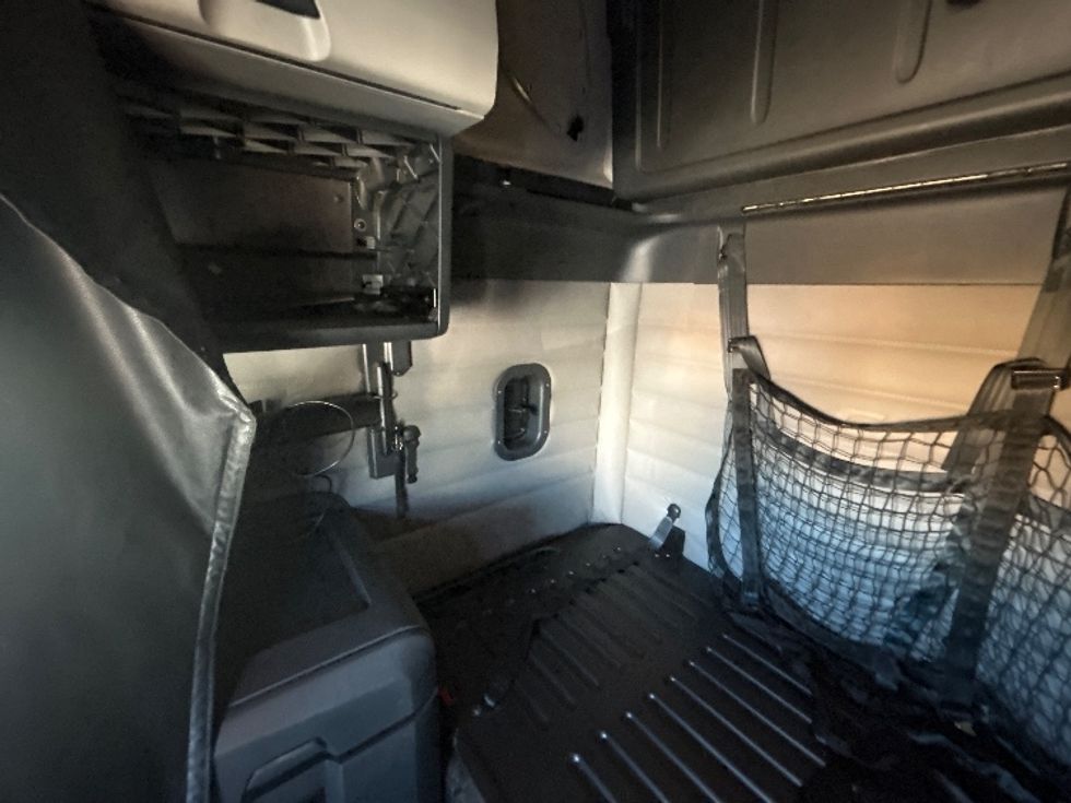 Sleeper Tractor-Heavy Duty Tractors-Freightliner-2021-T12664ST-Belden-MS-559,004\n\t\tmiles-$ 68,750 - Image 18