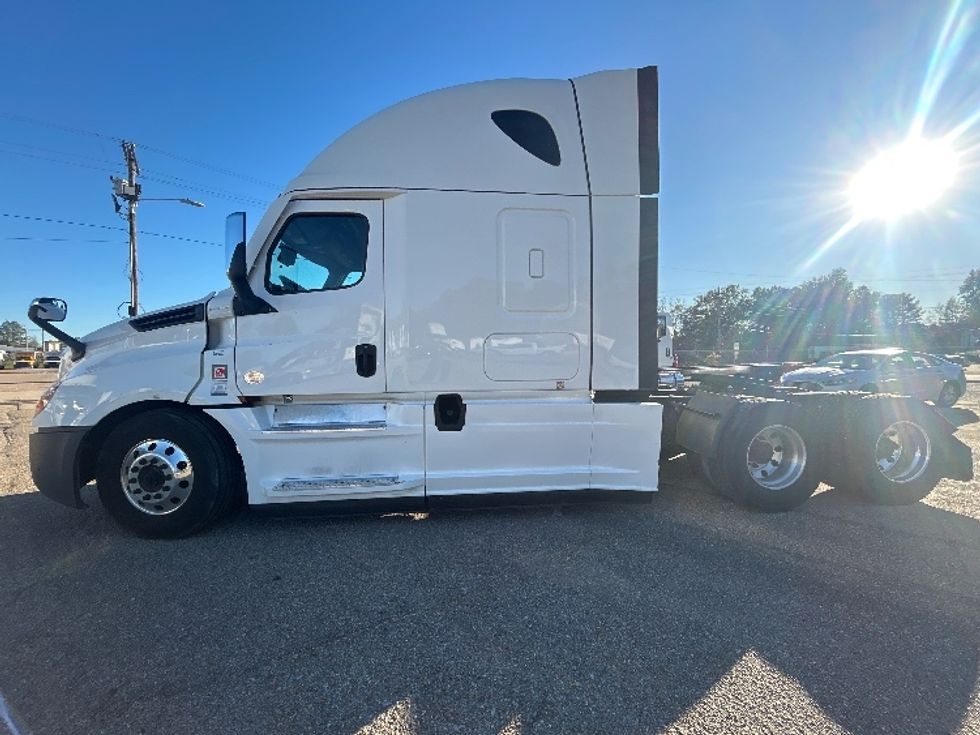 Sleeper Tractor-Heavy Duty Tractors-Freightliner-2021-T12664ST-Belden-MS-559,004\n\t\tmiles-$ 68,750 - Image 4