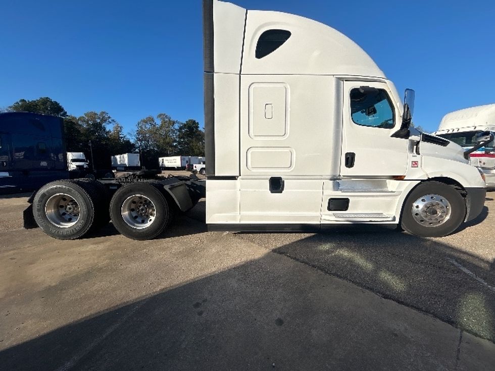 Sleeper Tractor-Heavy Duty Tractors-Freightliner-2021-T12664ST-Belden-MS-559,004\n\t\tmiles-$ 68,750 - Image 8