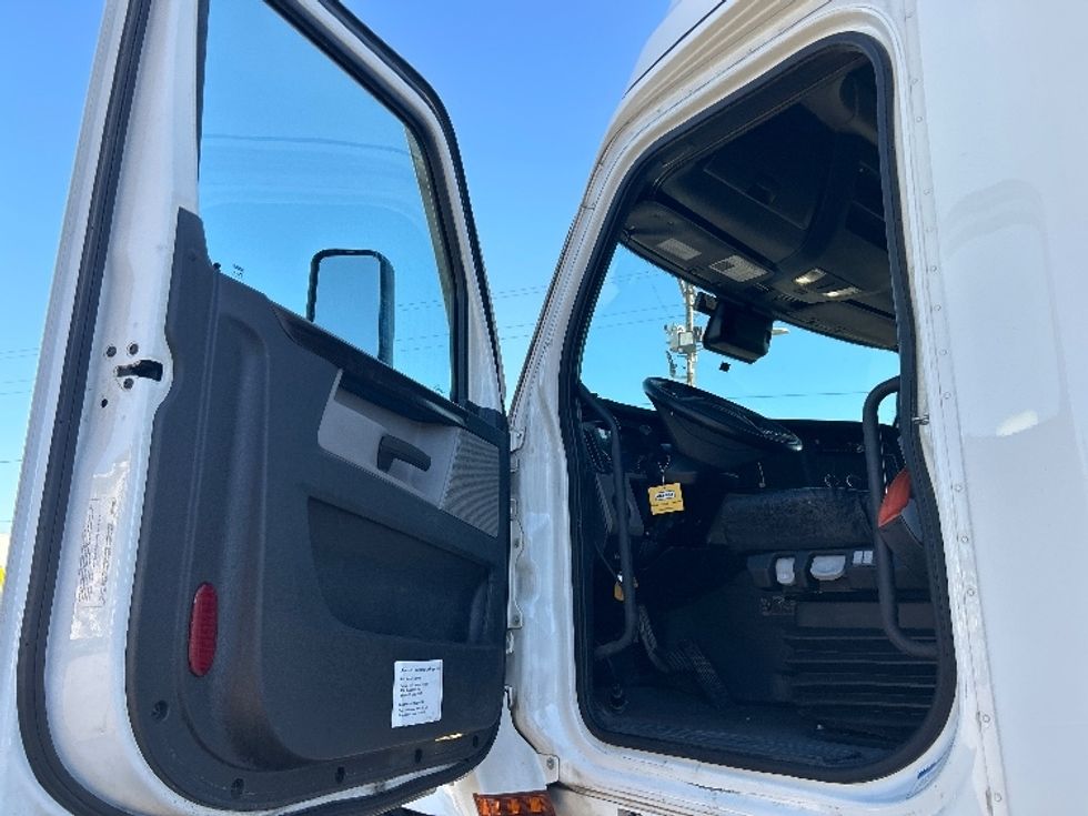 Sleeper Tractor-Heavy Duty Tractors-Freightliner-2021-T12664ST-Belden-MS-559,004\n\t\tmiles-$ 68,750 - Image 9