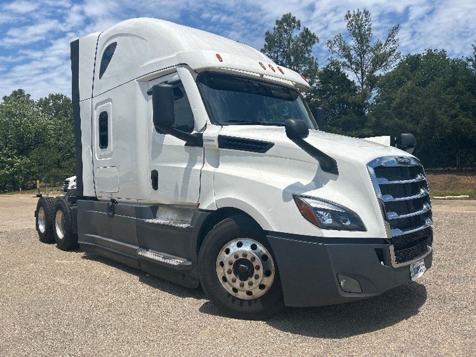 Sleeper Tractor-Heavy Duty Tractors-Freightliner-2021-T12664ST-Belden-MS-707,832\n\t\tmiles-$ 45,500 - Image 1