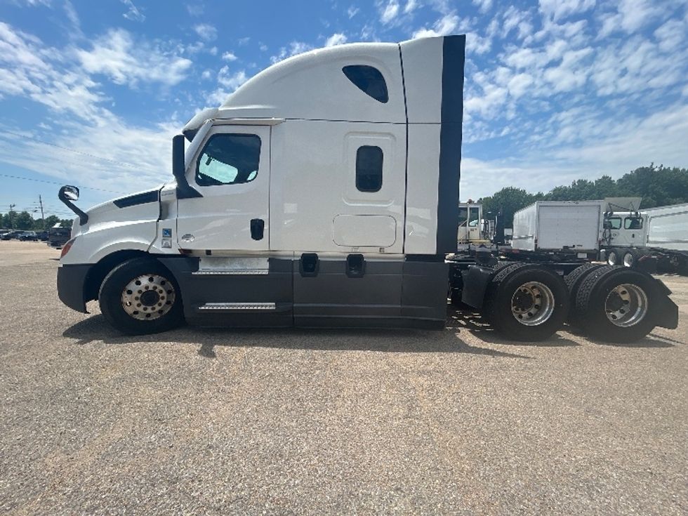 Sleeper Tractor-Heavy Duty Tractors-Freightliner-2021-T12664ST-Belden-MS-707,832\n\t\tmiles-$ 45,500 - Image 4