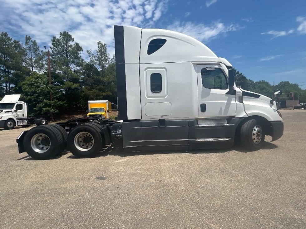 Sleeper Tractor-Heavy Duty Tractors-Freightliner-2021-T12664ST-Belden-MS-707,832\n\t\tmiles-$ 45,500 - Image 8