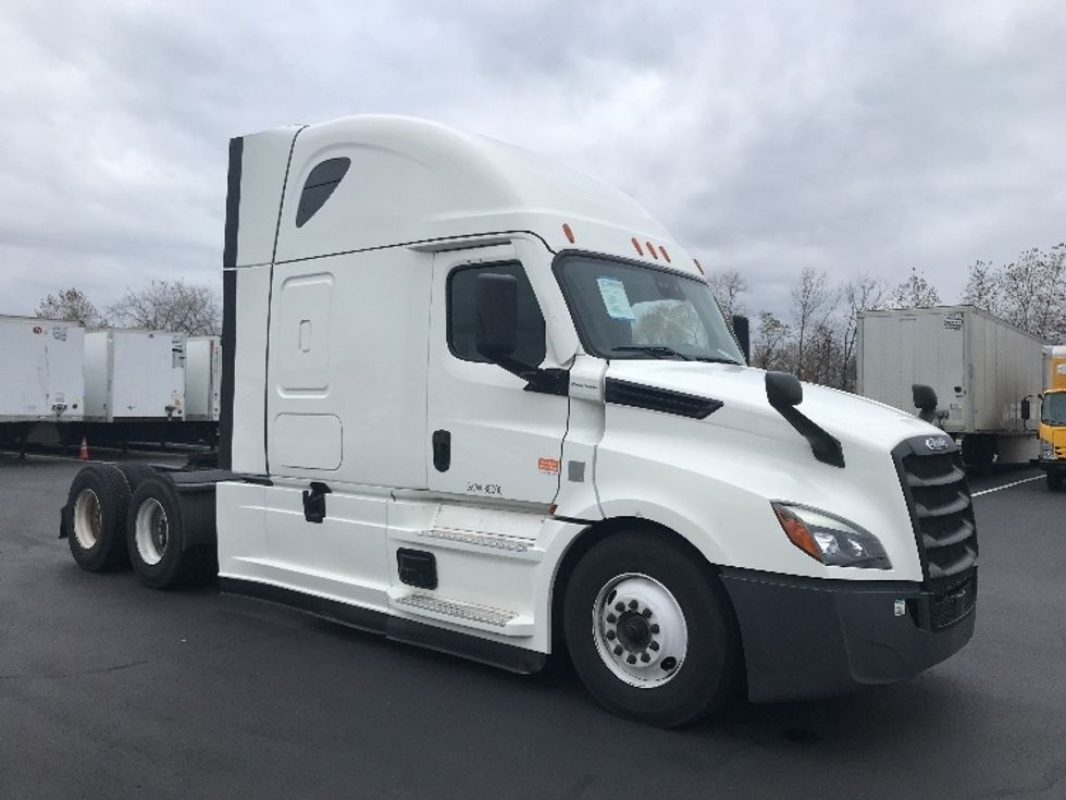 Sleeper Tractor-Heavy Duty Tractors-Freightliner-2021-T12664ST-Bensalem-PA-529,440\n\t\tmiles-$ 59,500 - Image 1