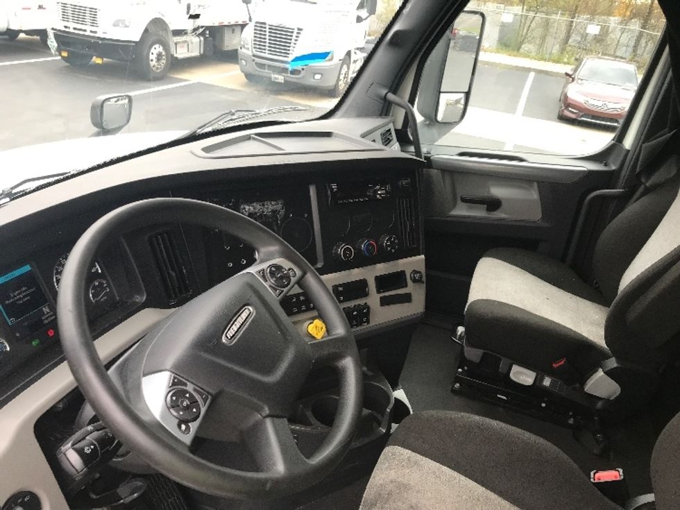 Sleeper Tractor-Heavy Duty Tractors-Freightliner-2021-T12664ST-Bensalem-PA-529,440\n\t\tmiles-$ 59,500 - Image 10