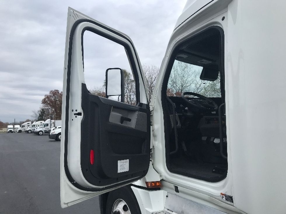 Sleeper Tractor-Heavy Duty Tractors-Freightliner-2021-T12664ST-Bensalem-PA-529,440\n\t\tmiles-$ 59,500 - Image 13