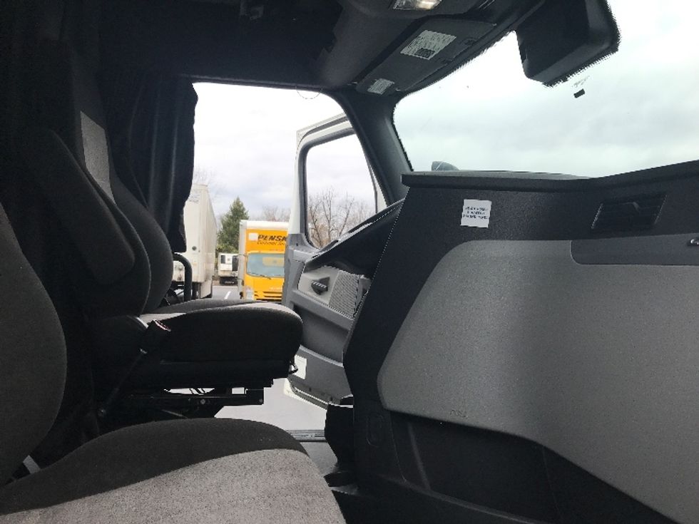 Sleeper Tractor-Heavy Duty Tractors-Freightliner-2021-T12664ST-Bensalem-PA-529,440\n\t\tmiles-$ 59,500 - Image 15