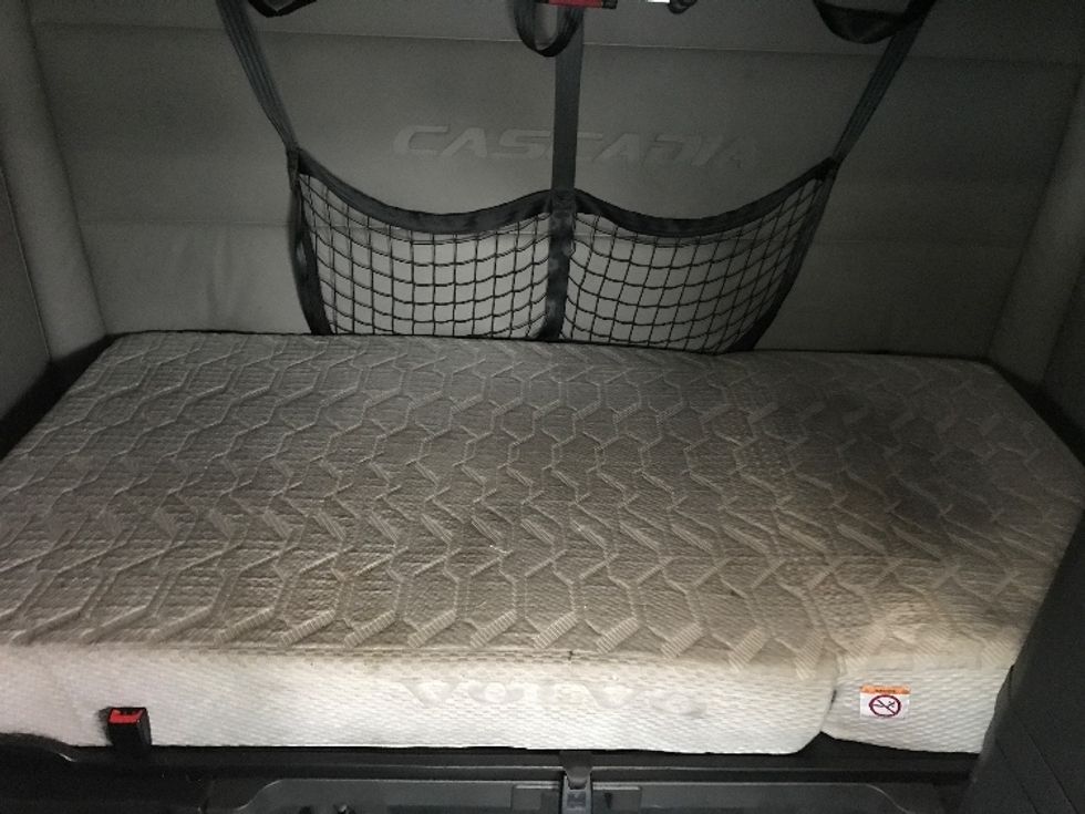 Sleeper Tractor-Heavy Duty Tractors-Freightliner-2021-T12664ST-Bensalem-PA-529,440\n\t\tmiles-$ 59,500 - Image 16