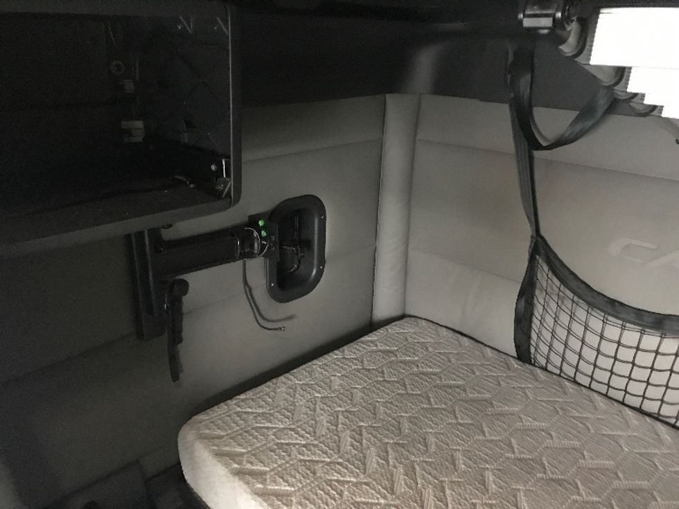 Sleeper Tractor-Heavy Duty Tractors-Freightliner-2021-T12664ST-Bensalem-PA-529,440\n\t\tmiles-$ 59,500 - Image 18