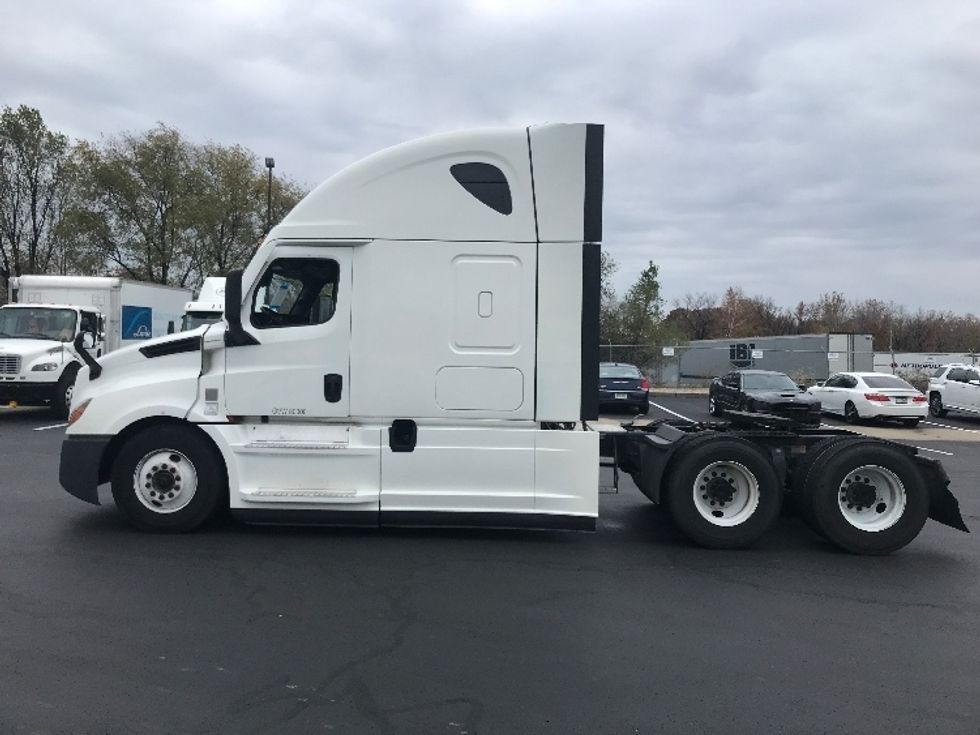 Sleeper Tractor-Heavy Duty Tractors-Freightliner-2021-T12664ST-Bensalem-PA-529,440\n\t\tmiles-$ 59,500 - Image 4