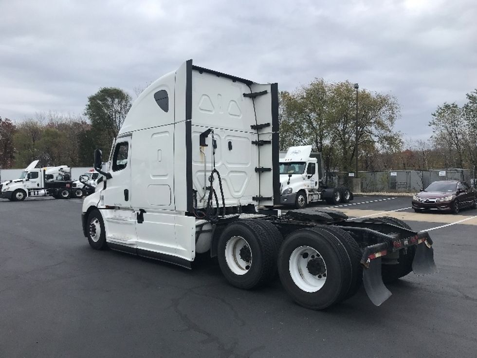 Sleeper Tractor-Heavy Duty Tractors-Freightliner-2021-T12664ST-Bensalem-PA-529,440\n\t\tmiles-$ 59,500 - Image 5