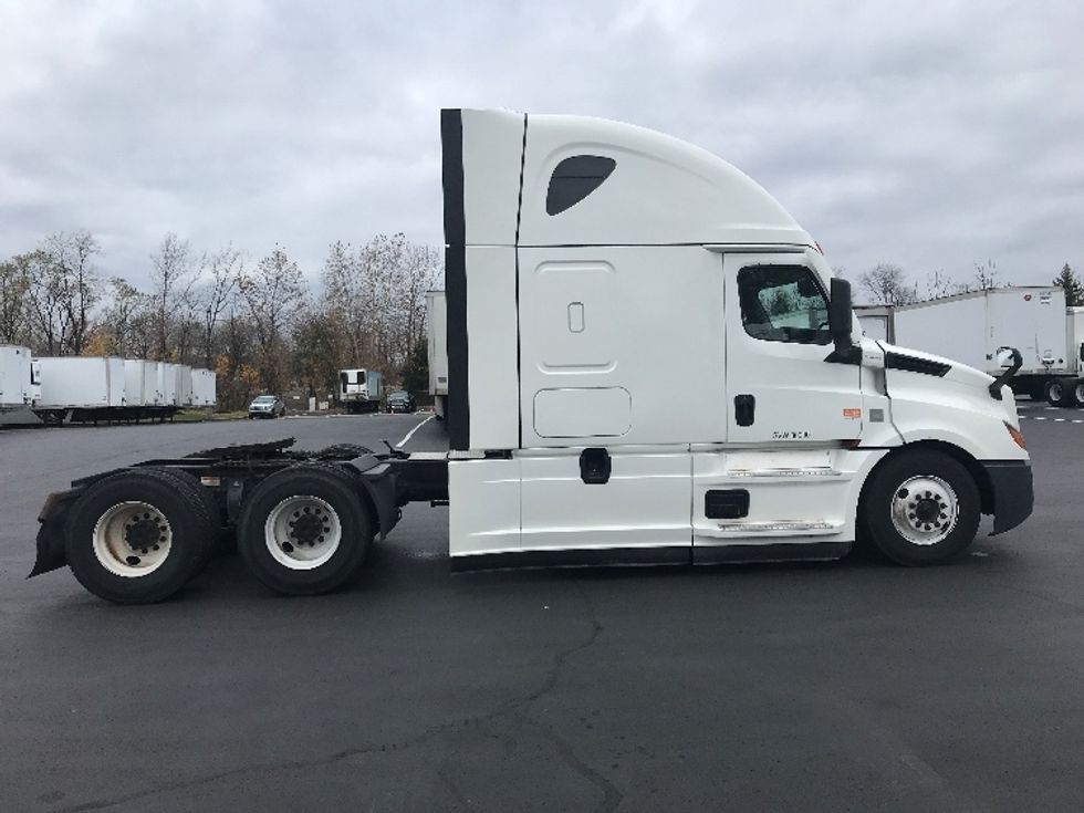 Sleeper Tractor-Heavy Duty Tractors-Freightliner-2021-T12664ST-Bensalem-PA-529,440\n\t\tmiles-$ 59,500 - Image 8