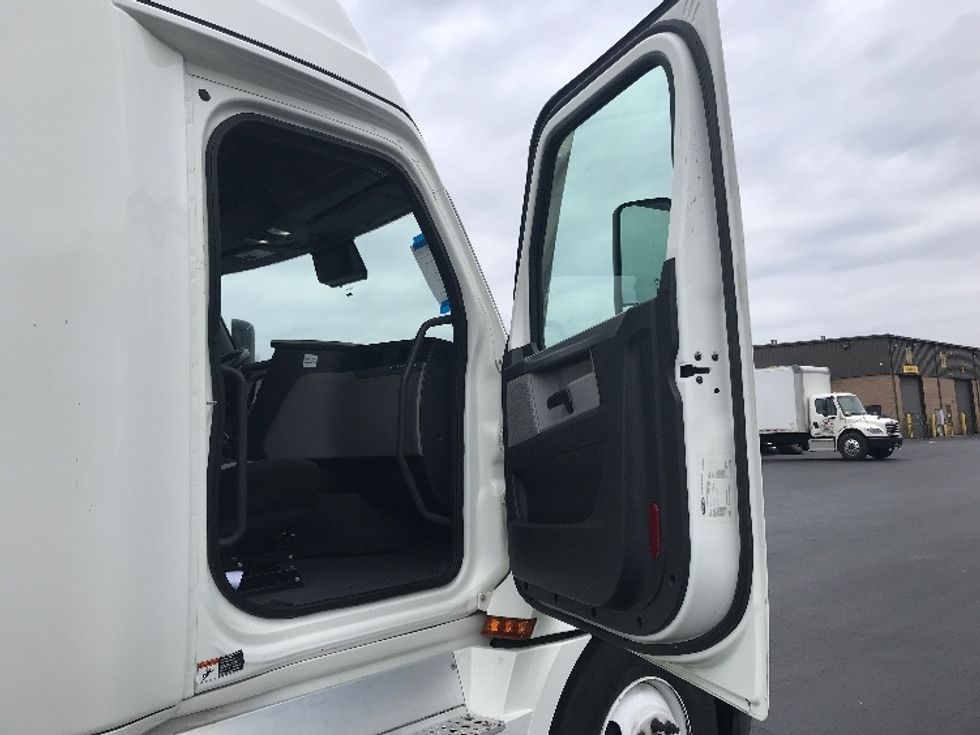 Sleeper Tractor-Heavy Duty Tractors-Freightliner-2021-T12664ST-Bensalem-PA-529,440\n\t\tmiles-$ 59,500 - Image 9