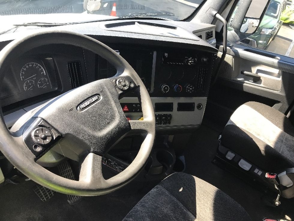 Sleeper Tractor-Heavy Duty Tractors-Freightliner-2021-T12664ST-Bensalem-PA-592,487\n\t\tmiles-$ 52,000 - Image 10