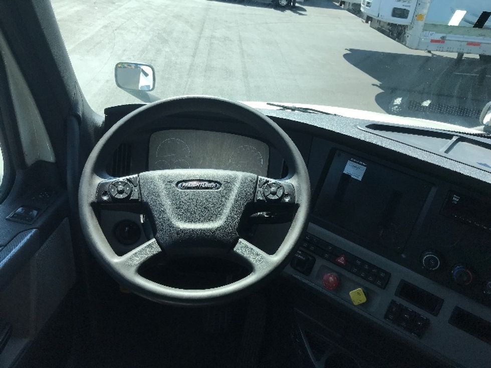 Sleeper Tractor-Heavy Duty Tractors-Freightliner-2021-T12664ST-Bensalem-PA-592,487\n\t\tmiles-$ 52,000 - Image 11