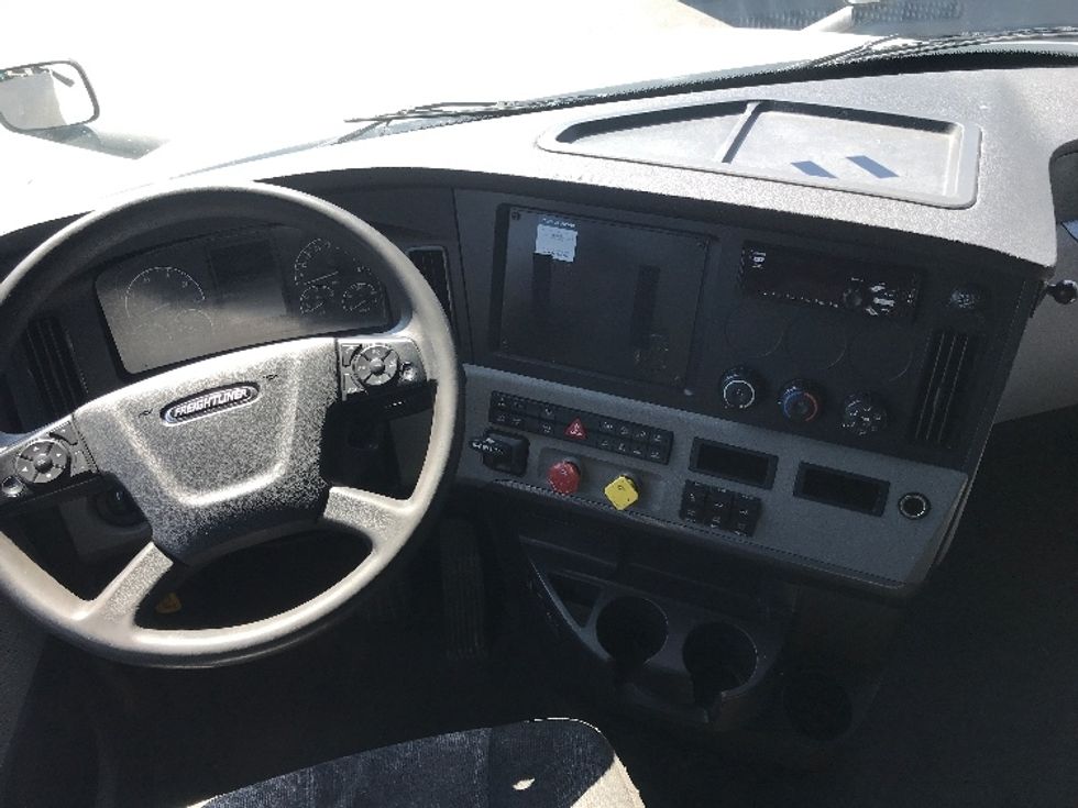 Sleeper Tractor-Heavy Duty Tractors-Freightliner-2021-T12664ST-Bensalem-PA-592,487\n\t\tmiles-$ 52,000 - Image 12