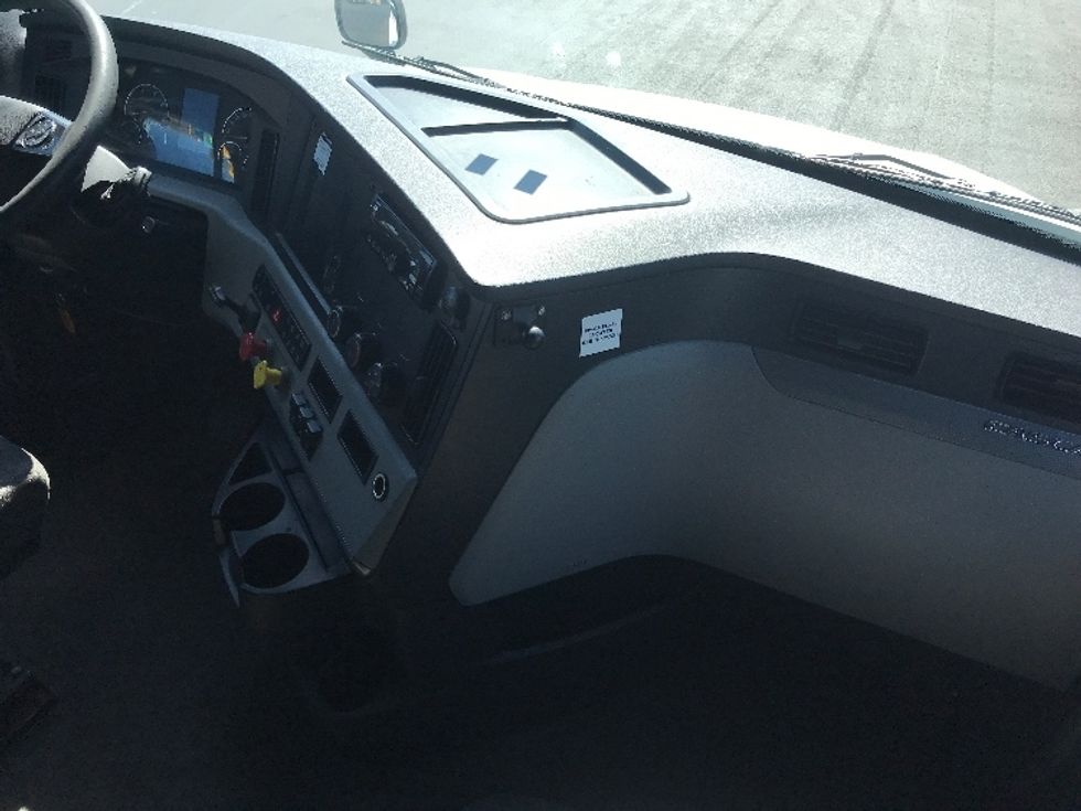 Sleeper Tractor-Heavy Duty Tractors-Freightliner-2021-T12664ST-Bensalem-PA-592,487\n\t\tmiles-$ 52,000 - Image 15