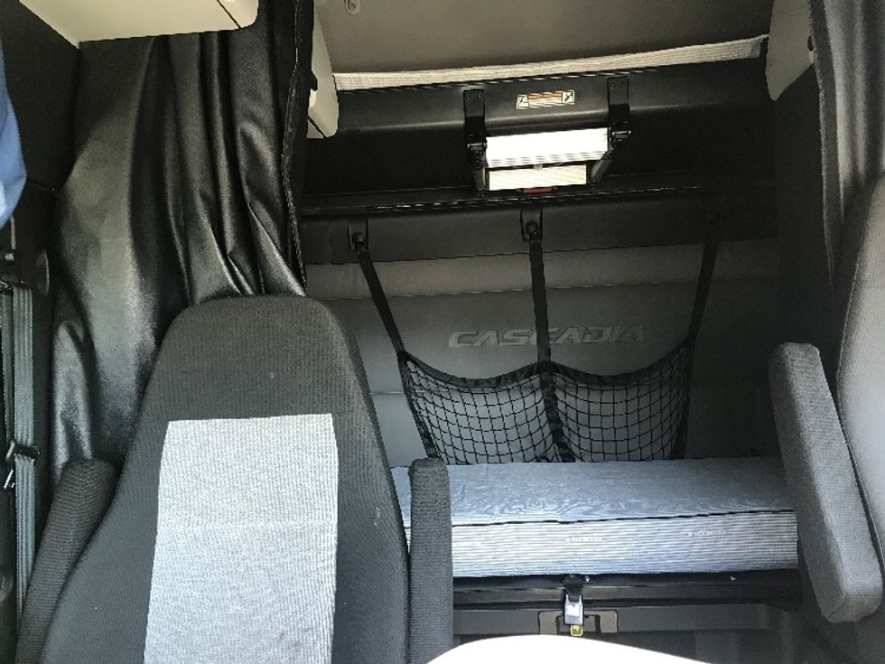 Sleeper Tractor-Heavy Duty Tractors-Freightliner-2021-T12664ST-Bensalem-PA-592,487\n\t\tmiles-$ 52,000 - Image 16