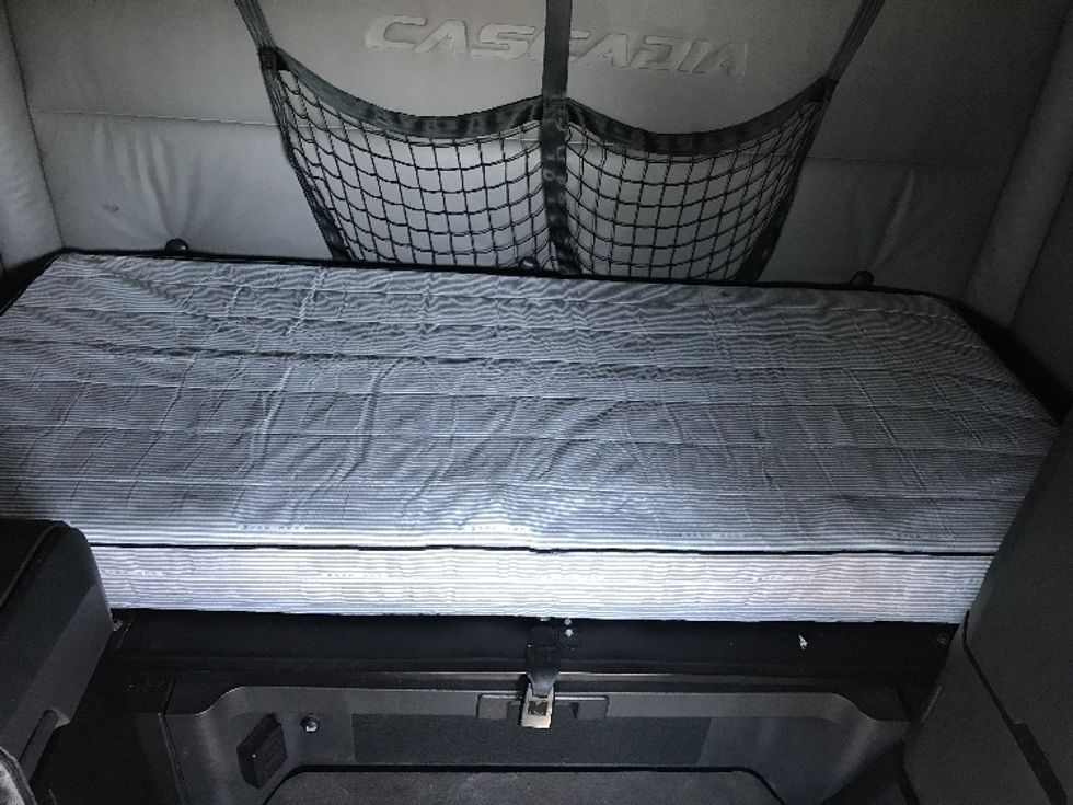 Sleeper Tractor-Heavy Duty Tractors-Freightliner-2021-T12664ST-Bensalem-PA-592,487\n\t\tmiles-$ 52,000 - Image 17