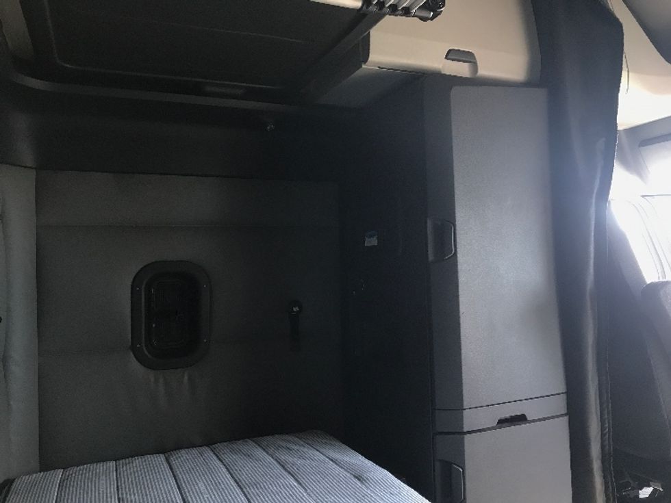 Sleeper Tractor-Heavy Duty Tractors-Freightliner-2021-T12664ST-Bensalem-PA-592,487\n\t\tmiles-$ 52,000 - Image 18