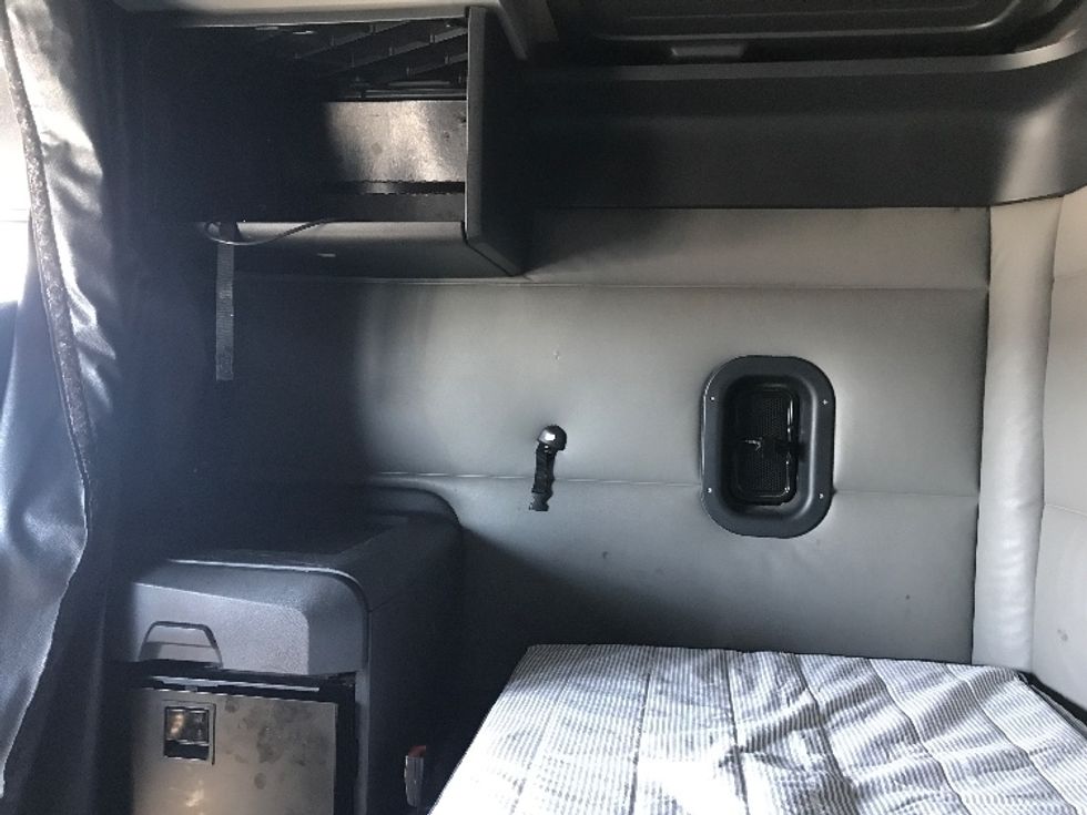 Sleeper Tractor-Heavy Duty Tractors-Freightliner-2021-T12664ST-Bensalem-PA-592,487\n\t\tmiles-$ 52,000 - Image 19