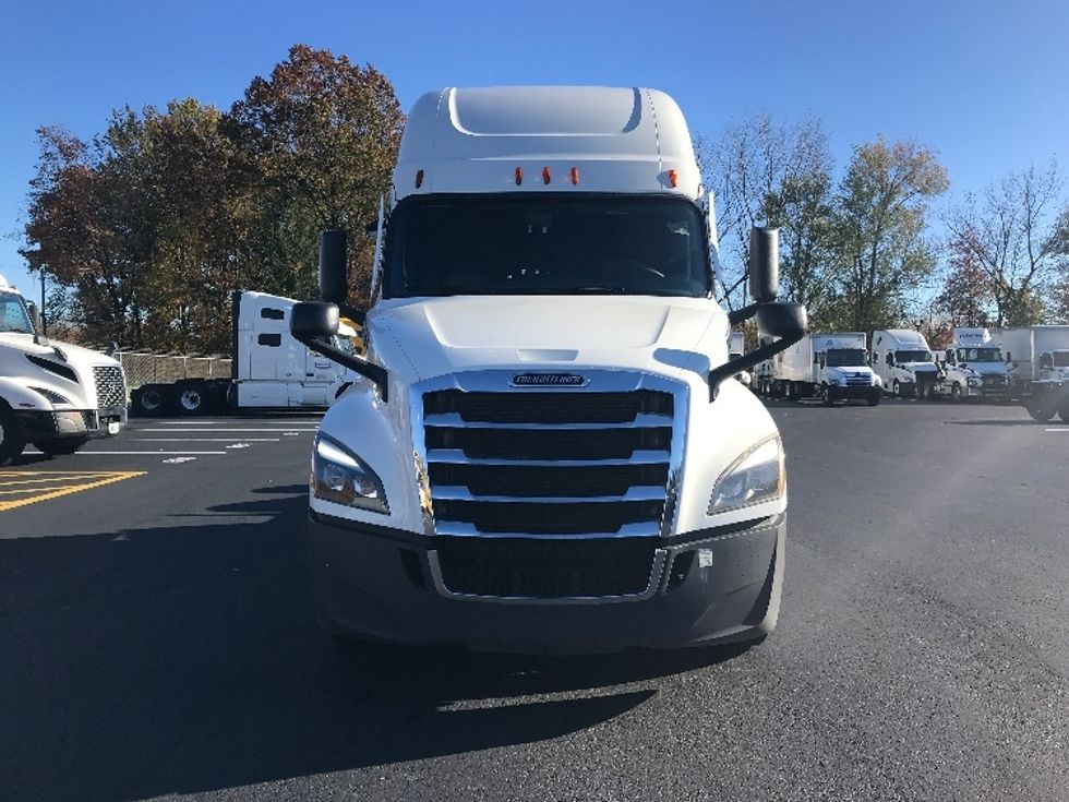 Sleeper Tractor-Heavy Duty Tractors-Freightliner-2021-T12664ST-Bensalem-PA-592,487\n\t\tmiles-$ 52,000 - Image 2