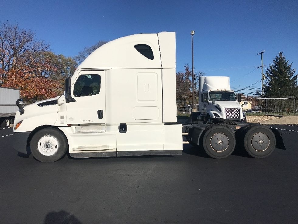 Sleeper Tractor-Heavy Duty Tractors-Freightliner-2021-T12664ST-Bensalem-PA-592,487\n\t\tmiles-$ 52,000 - Image 4