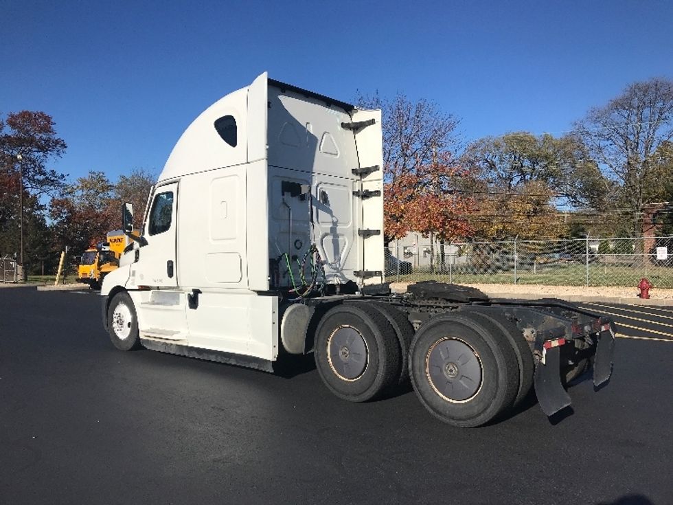 Sleeper Tractor-Heavy Duty Tractors-Freightliner-2021-T12664ST-Bensalem-PA-592,487\n\t\tmiles-$ 52,000 - Image 5