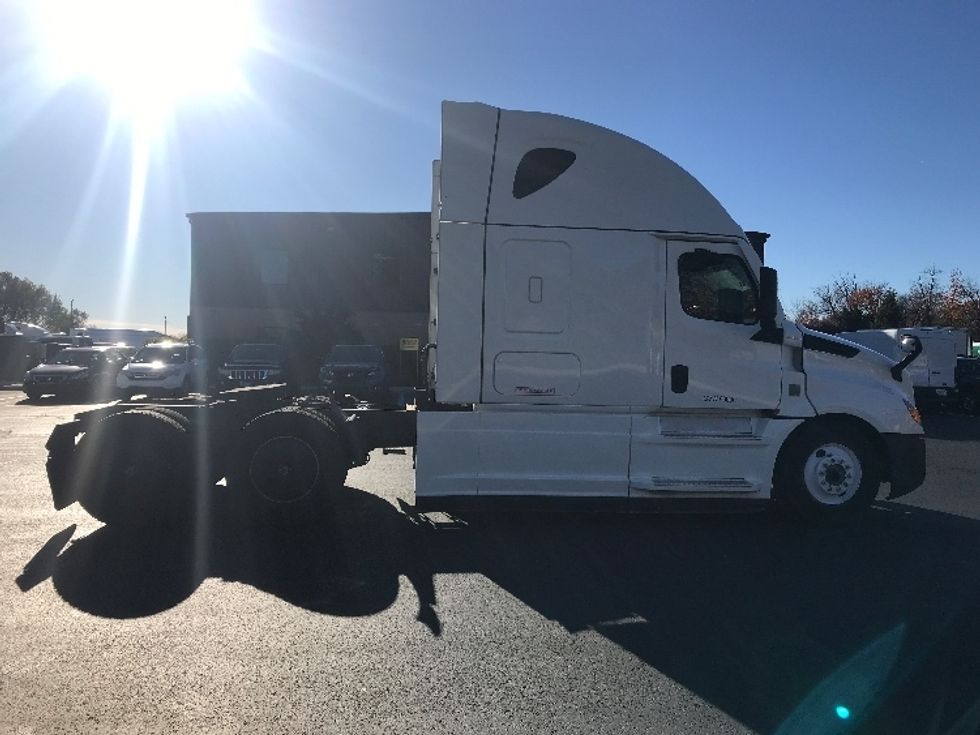 Sleeper Tractor-Heavy Duty Tractors-Freightliner-2021-T12664ST-Bensalem-PA-592,487\n\t\tmiles-$ 52,000 - Image 8