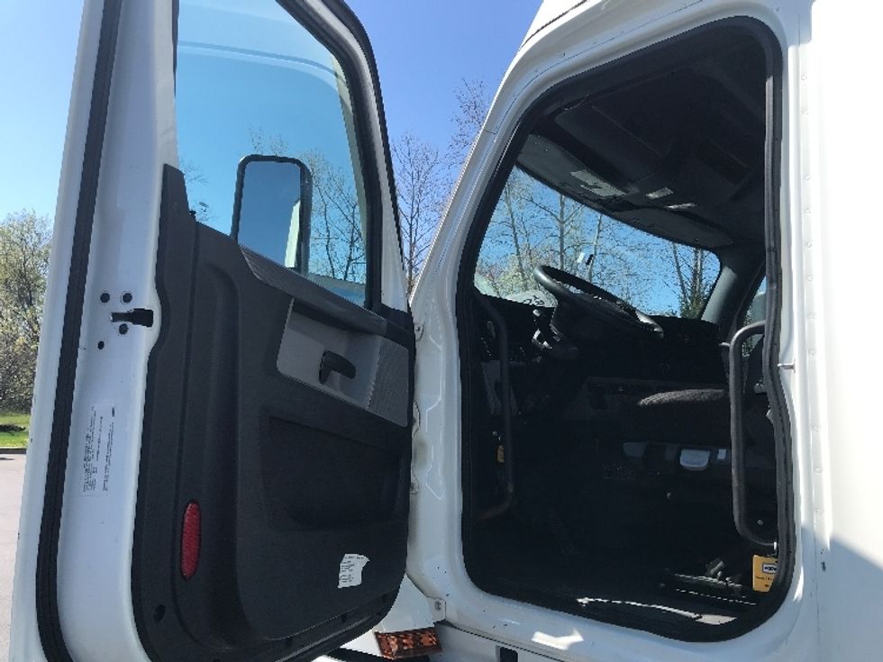 Sleeper Tractor-Heavy Duty Tractors-Freightliner-2021-T12664ST-Bensalem-PA-592,487\n\t\tmiles-$ 52,000 - Image 9