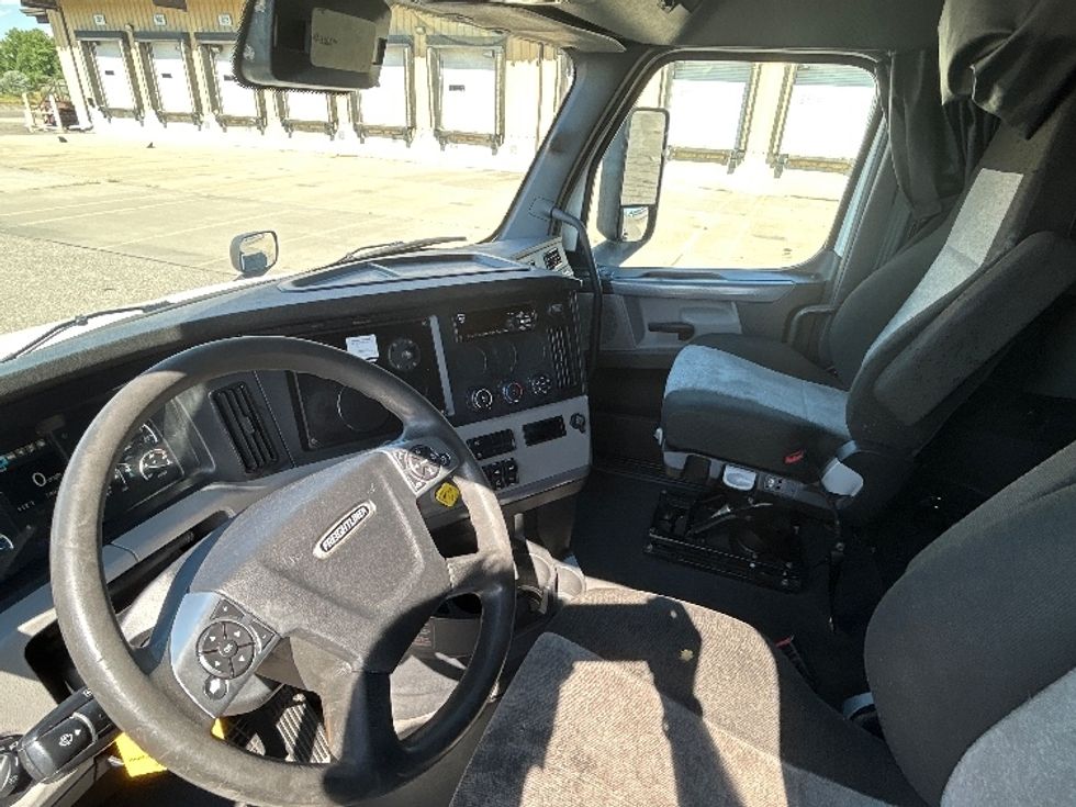 Sleeper Tractor-Heavy Duty Tractors-Freightliner-2021-T12664ST-Billings-MT-540,620\n\t\tmiles-$ 69,250 - Image 10