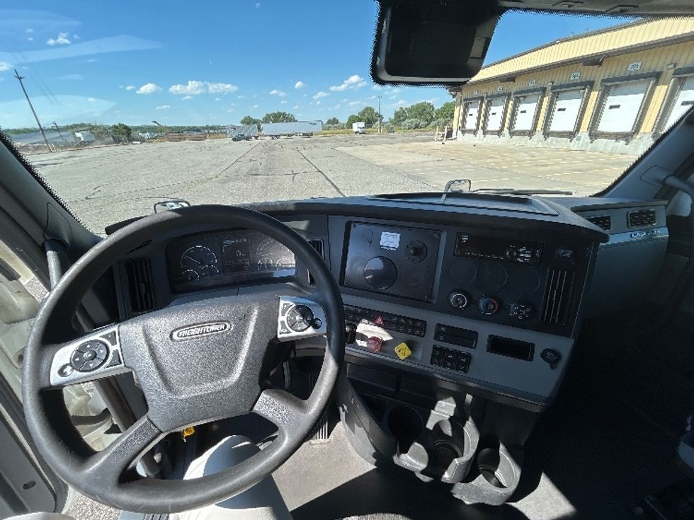 Sleeper Tractor-Heavy Duty Tractors-Freightliner-2021-T12664ST-Billings-MT-540,620\n\t\tmiles-$ 69,250 - Image 11