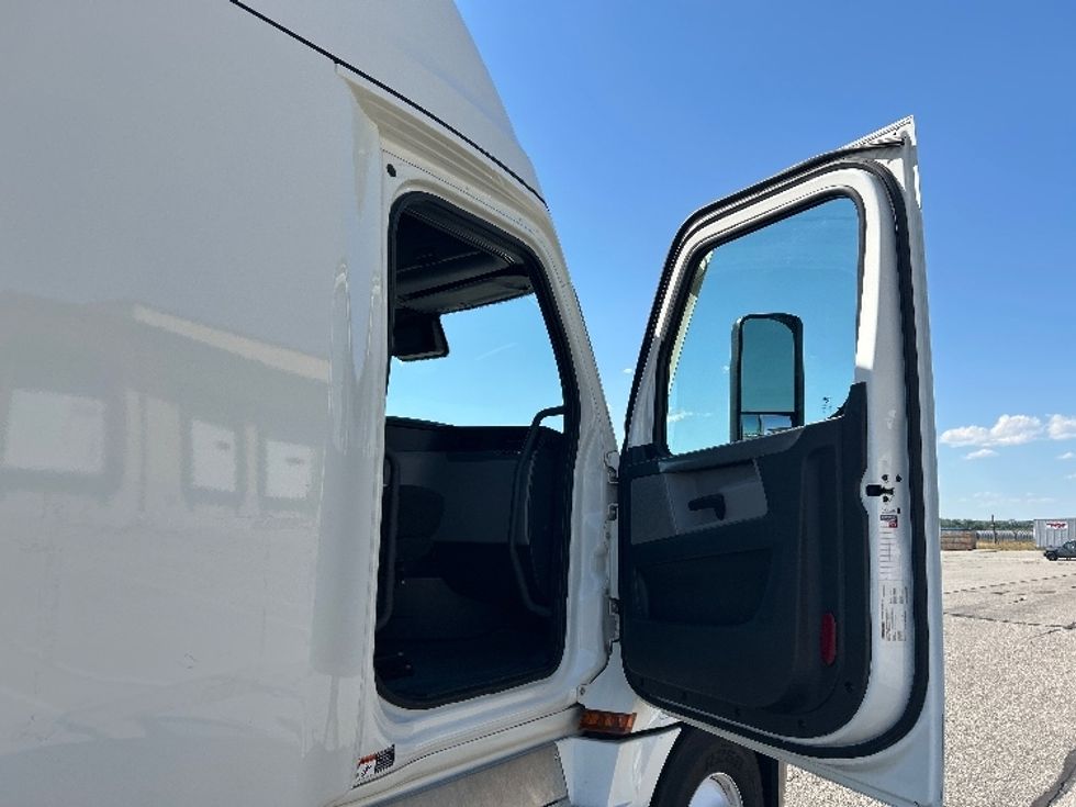 Sleeper Tractor-Heavy Duty Tractors-Freightliner-2021-T12664ST-Billings-MT-540,620\n\t\tmiles-$ 69,250 - Image 13