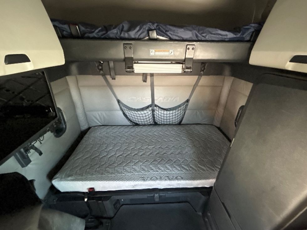 Sleeper Tractor-Heavy Duty Tractors-Freightliner-2021-T12664ST-Billings-MT-540,620\n\t\tmiles-$ 69,250 - Image 16