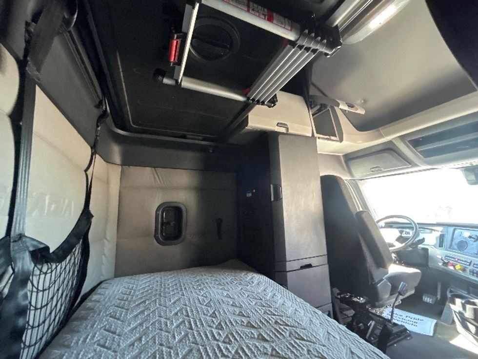 Sleeper Tractor-Heavy Duty Tractors-Freightliner-2021-T12664ST-Billings-MT-540,620\n\t\tmiles-$ 69,250 - Image 18