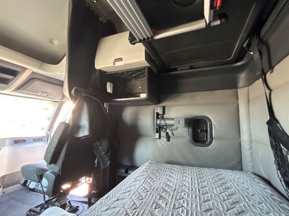 Sleeper Tractor-Heavy Duty Tractors-Freightliner-2021-T12664ST-Billings-MT-540,620\n\t\tmiles-$ 69,250 - Image 19