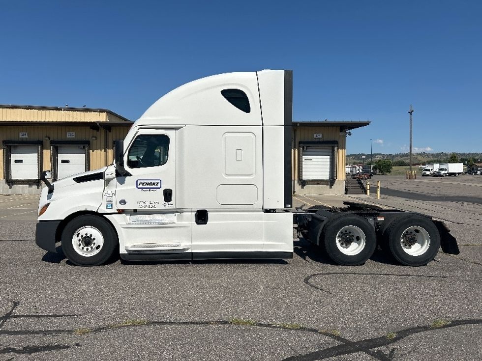 Sleeper Tractor-Heavy Duty Tractors-Freightliner-2021-T12664ST-Billings-MT-540,620\n\t\tmiles-$ 69,250 - Image 4