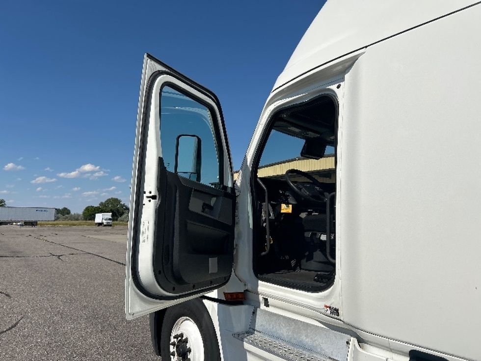 Sleeper Tractor-Heavy Duty Tractors-Freightliner-2021-T12664ST-Billings-MT-540,620\n\t\tmiles-$ 69,250 - Image 9