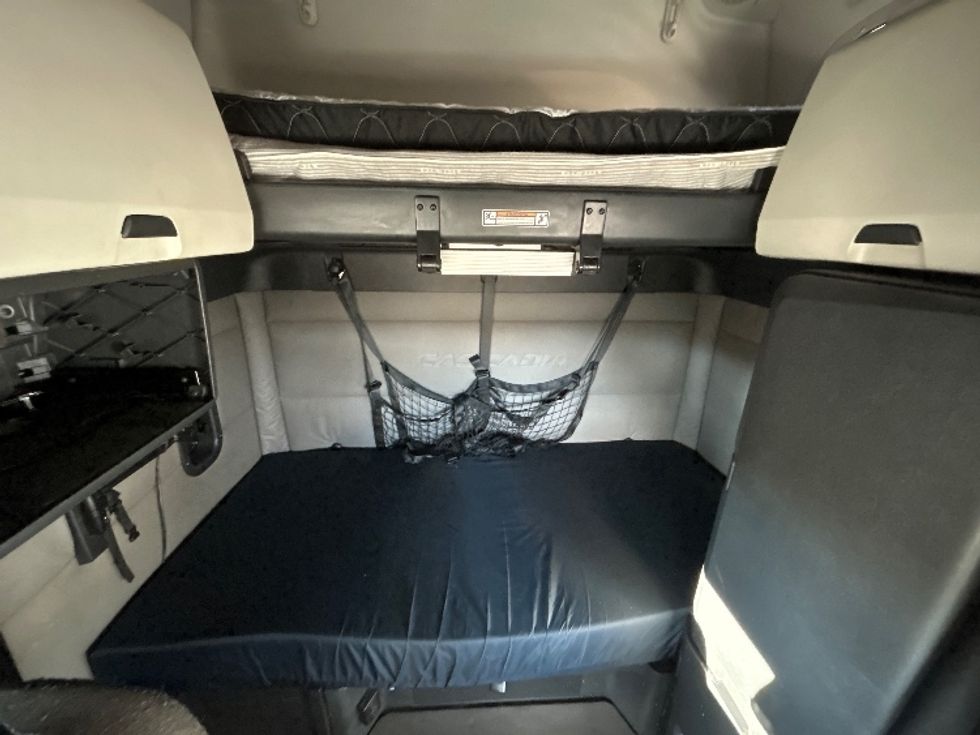 Sleeper Tractor-Heavy Duty Tractors-Freightliner-2021-T12664ST-Billings-MT-609,653\n\t\tmiles-$ 66,750 - Image 16