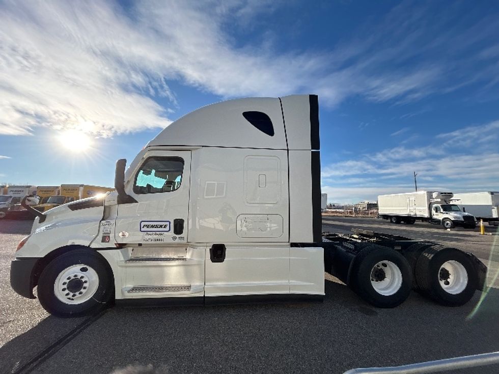 Sleeper Tractor-Heavy Duty Tractors-Freightliner-2021-T12664ST-Billings-MT-609,653\n\t\tmiles-$ 66,750 - Image 4