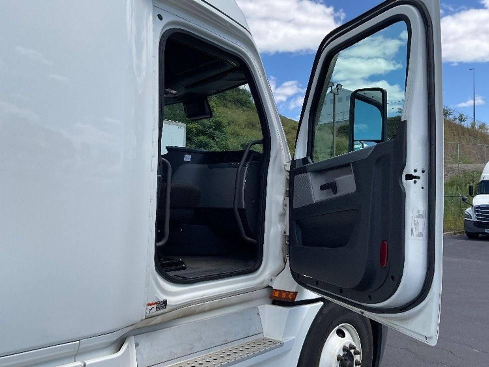 Sleeper Tractor-Heavy Duty Tractors-Freightliner-2021-T12664ST-Binghamton-NY-455,629\n\t\tmiles-$ 67,500 - Image 13