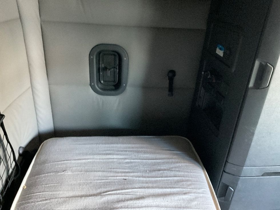 Sleeper Tractor-Heavy Duty Tractors-Freightliner-2021-T12664ST-Binghamton-NY-455,629\n\t\tmiles-$ 67,500 - Image 18